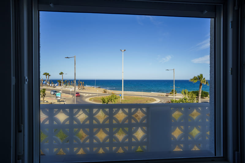 Vista de la ventana hacia el mar
